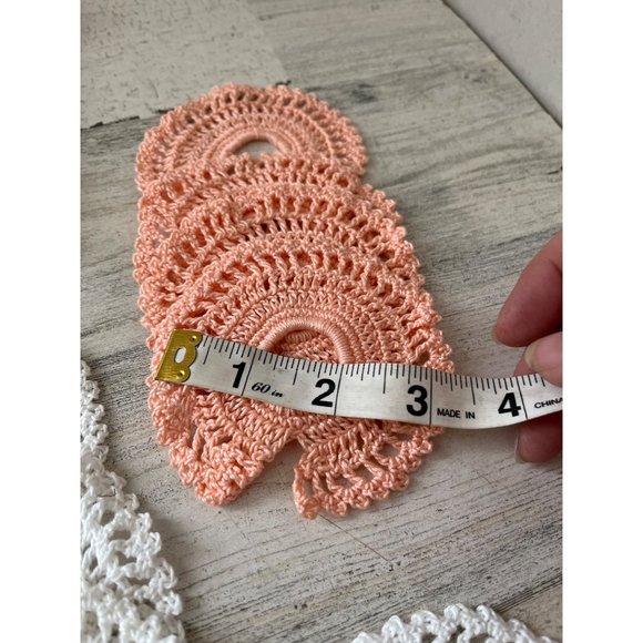 Set of 51 small circular crocheted doilies - Picture 10 of 12